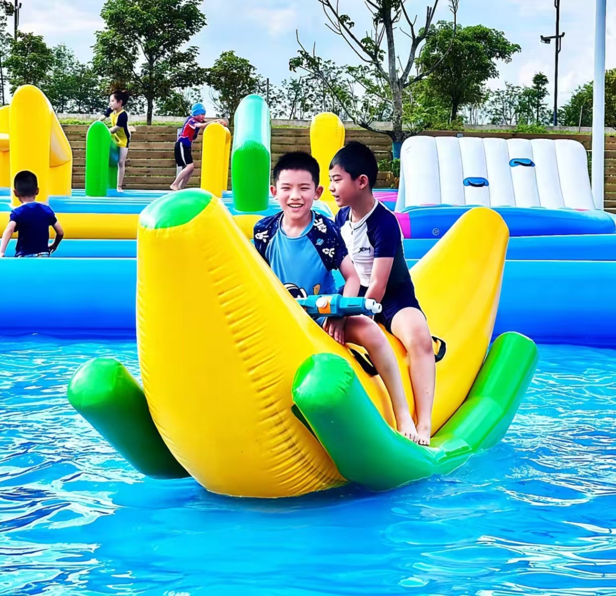 香蕉跷跷板-气模游乐设备厂家